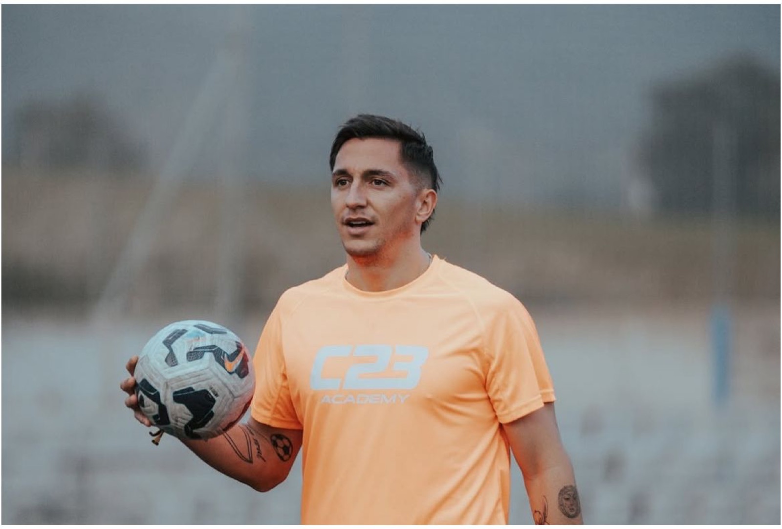 Entrenador de C23 Academy con un balón