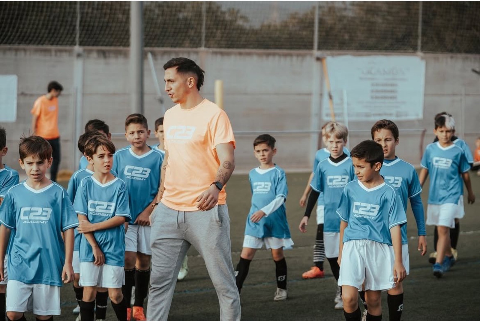 Niños de la escuela de fútbol del club