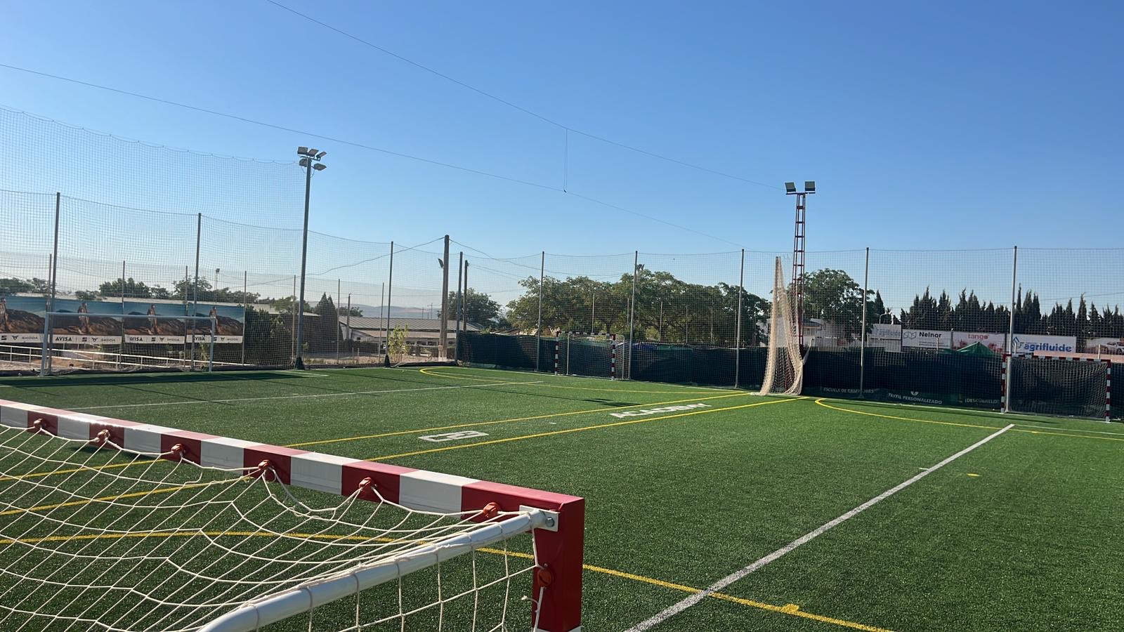 Campo de fútbol de césped artificial