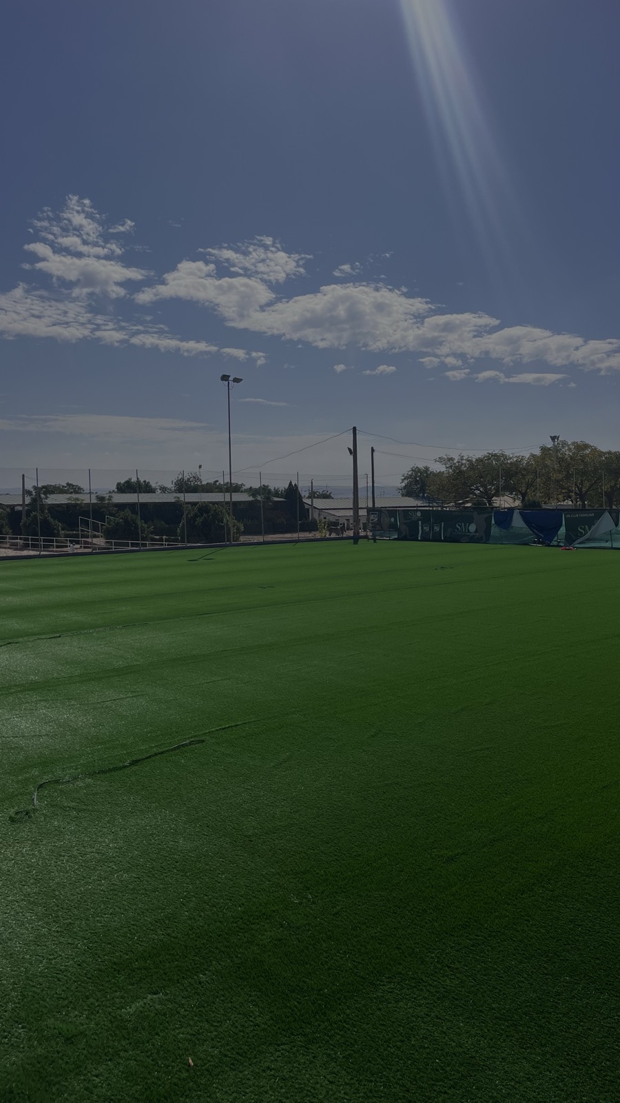 Campo de fútbol de césped artificial al atardecer