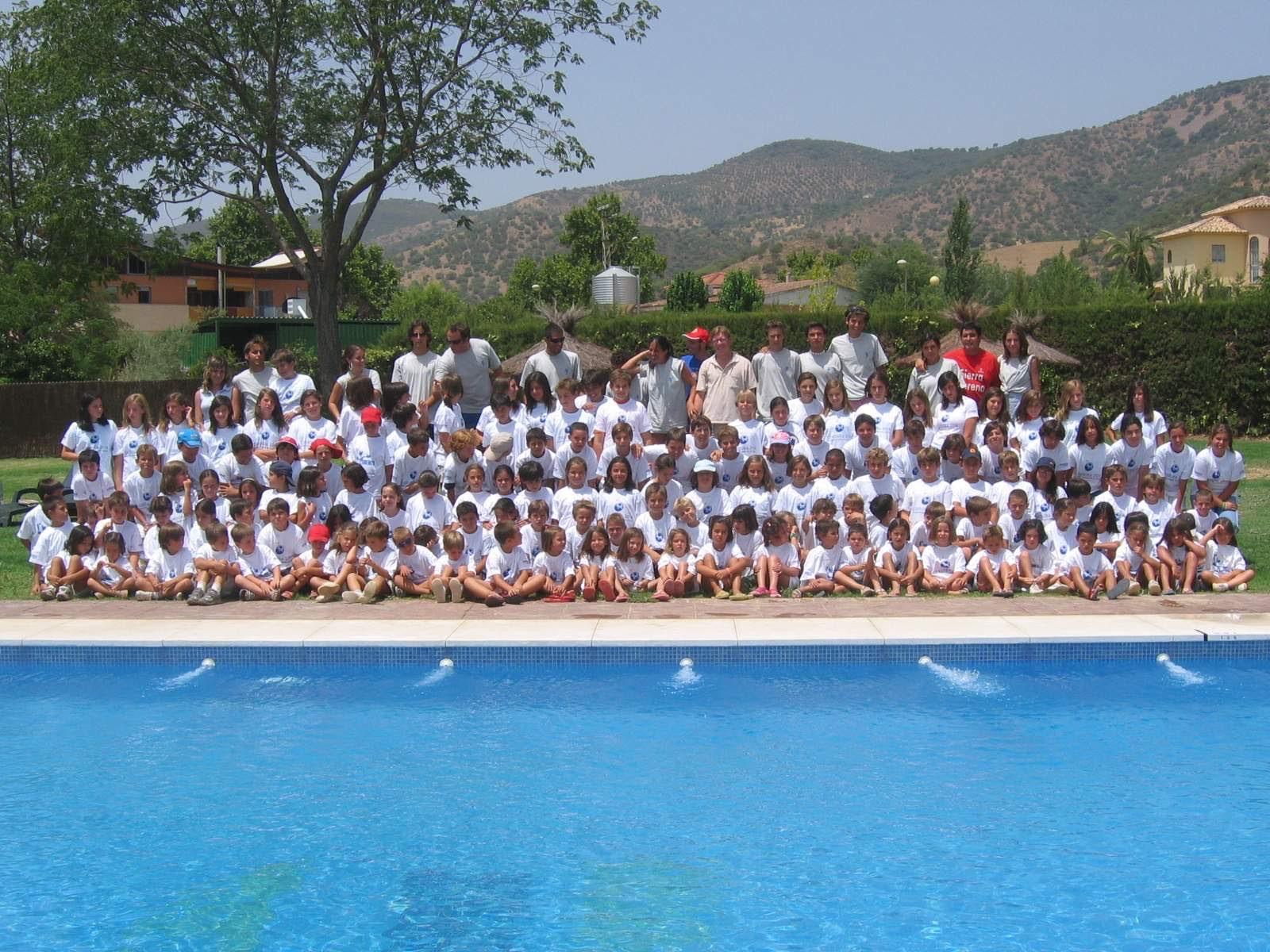 Participantes del campus de verano junto a la piscina