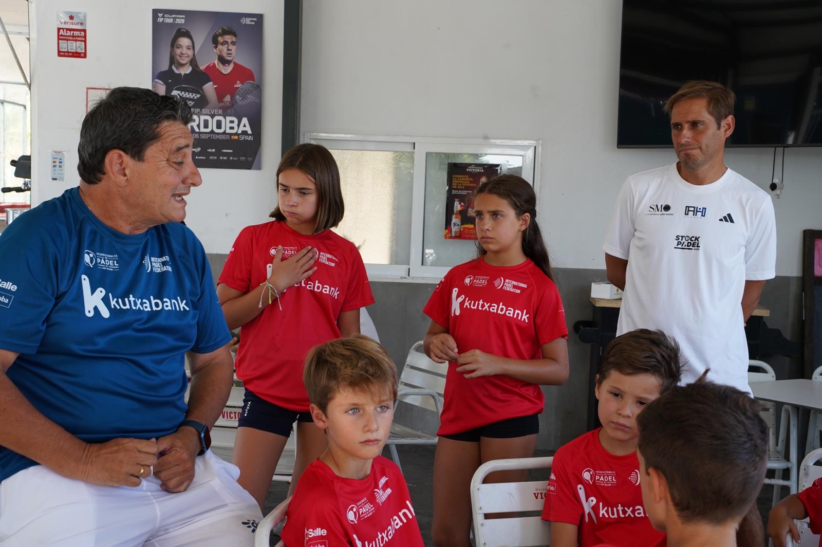 Alumnos de la escuela de pádel con su entrenador