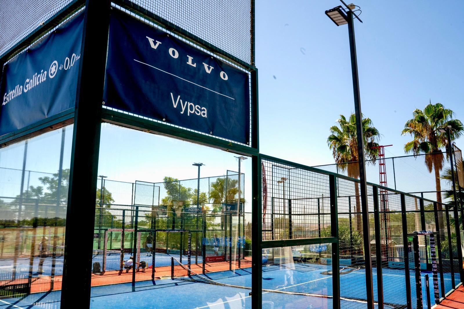 Cartel del FIP Silver Córdoba en las pistas del club