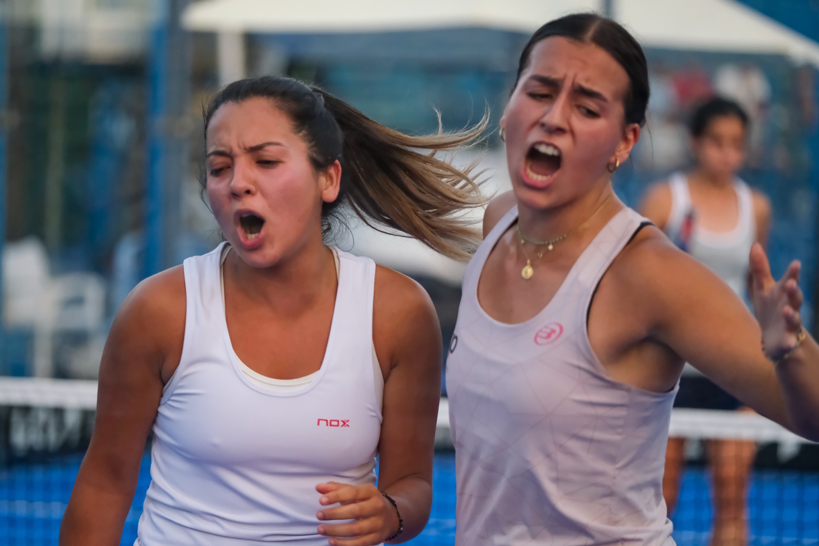 Pareja femenina celebrando un punto