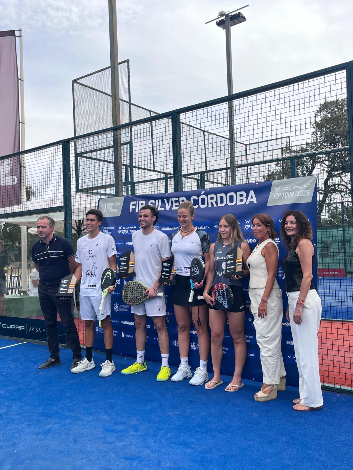 Jugadores y organización del torneo en la pista del club