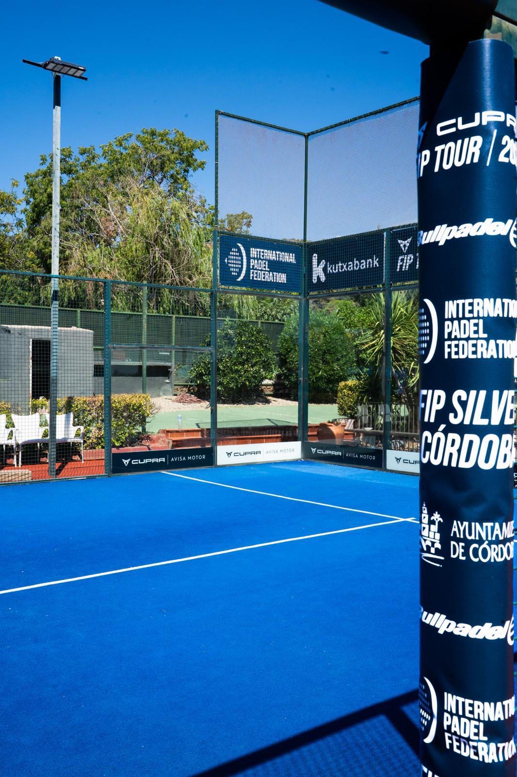 Pista del torneo en el club con la bandera FIP Silver