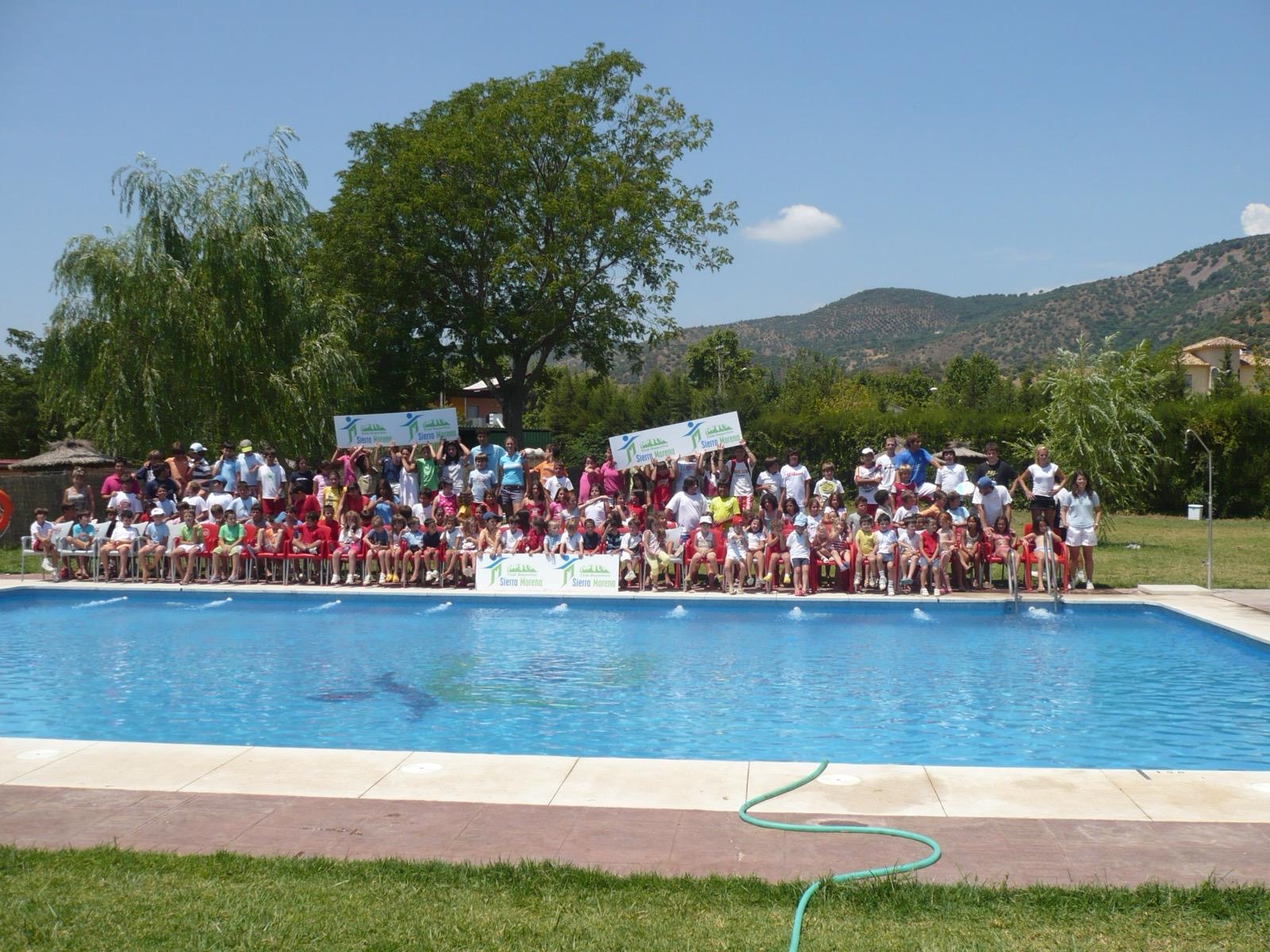 Piscina del club con la sierra al fondo