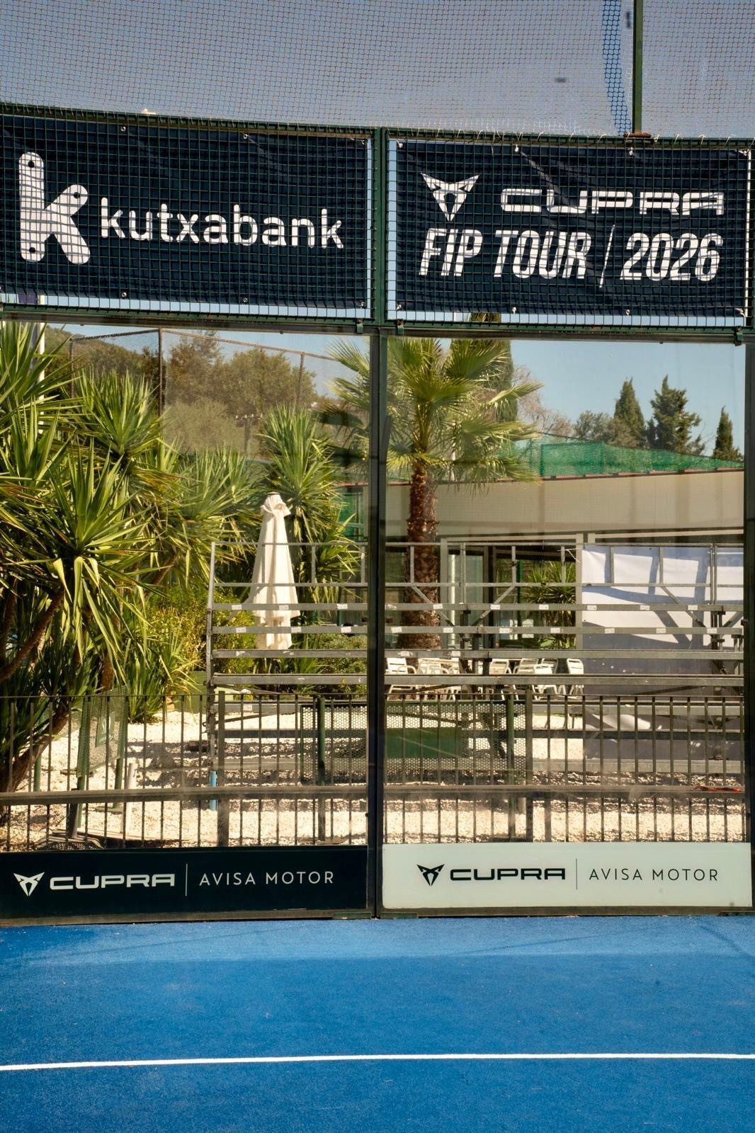 Zona social del club junto a las pistas